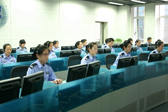 北京市交管局122报警服务台的接线员门正在