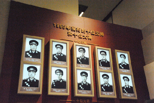 1955年授衔的十位元帅和十位大将的照片。（摄影：邓晓霞）